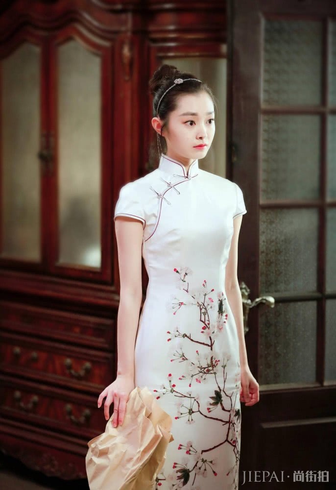 宋轶仅穿了一条白色连衣裙,就美得清新脱俗