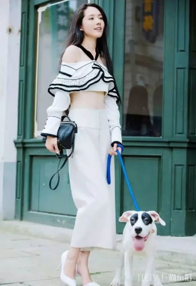 郭碧婷衣品超高,荷叶边露脐装身材太好!