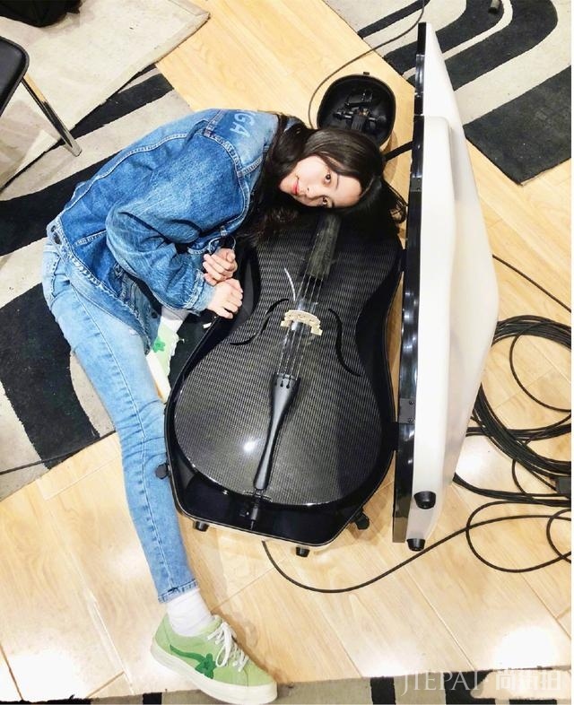 欧阳娜娜霸气红唇与比较浓重的眼妆看起来特别帅酷有范