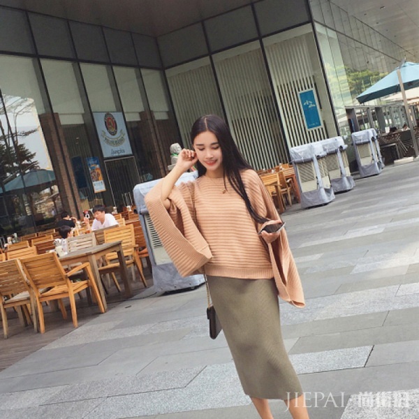 开叉长裙塑美臀,媲美女神的36D