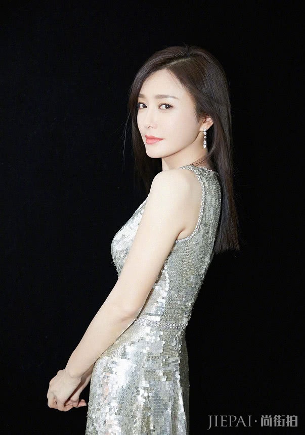 黄圣依与秦岚同穿鱼鳞服，谁更没呢？