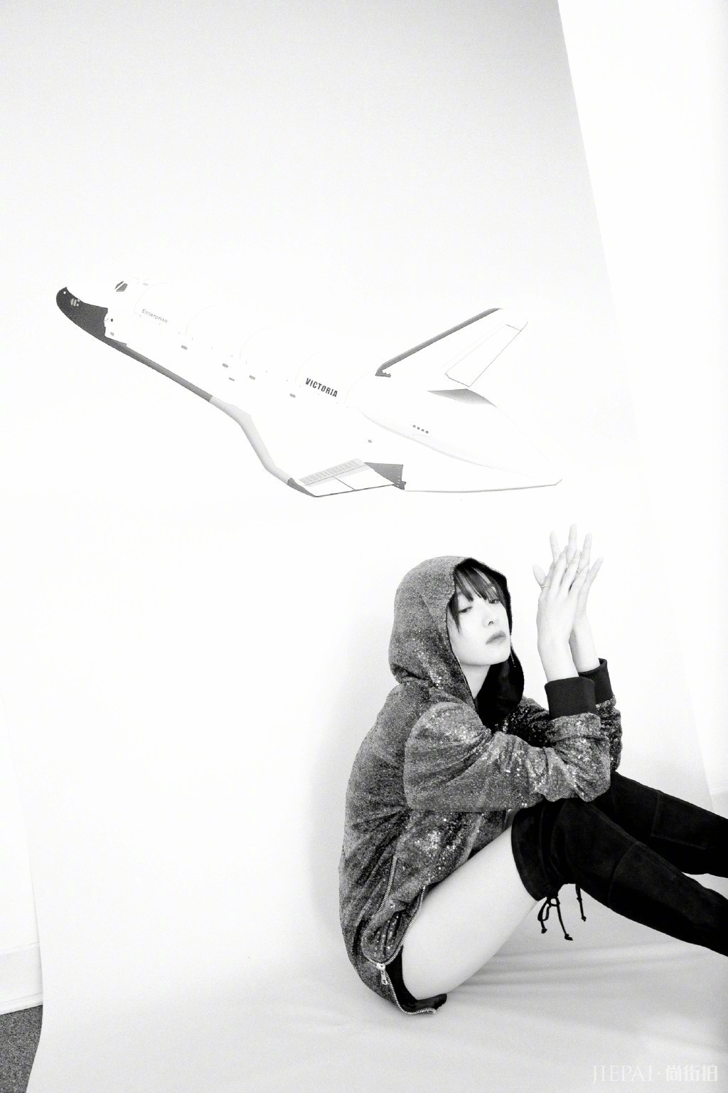 宋茜卫衣搭配过膝靴超显腿长!