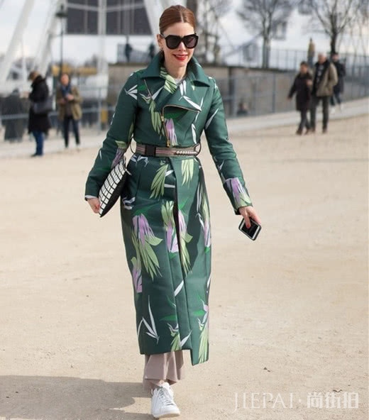 和素色大衣说再见，冬天用印花大衣来演绎时尚，好看又吸睛