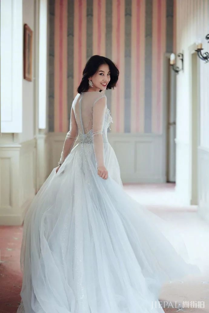 黄圣依穿着大红裙+披肩宛如仙女，艳压群芳成焦点