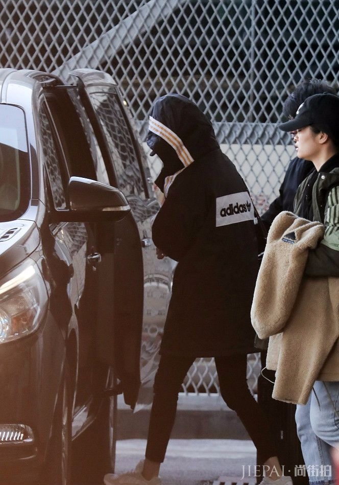 杨幂冬天穿九分裤露脚裸，不得不服！