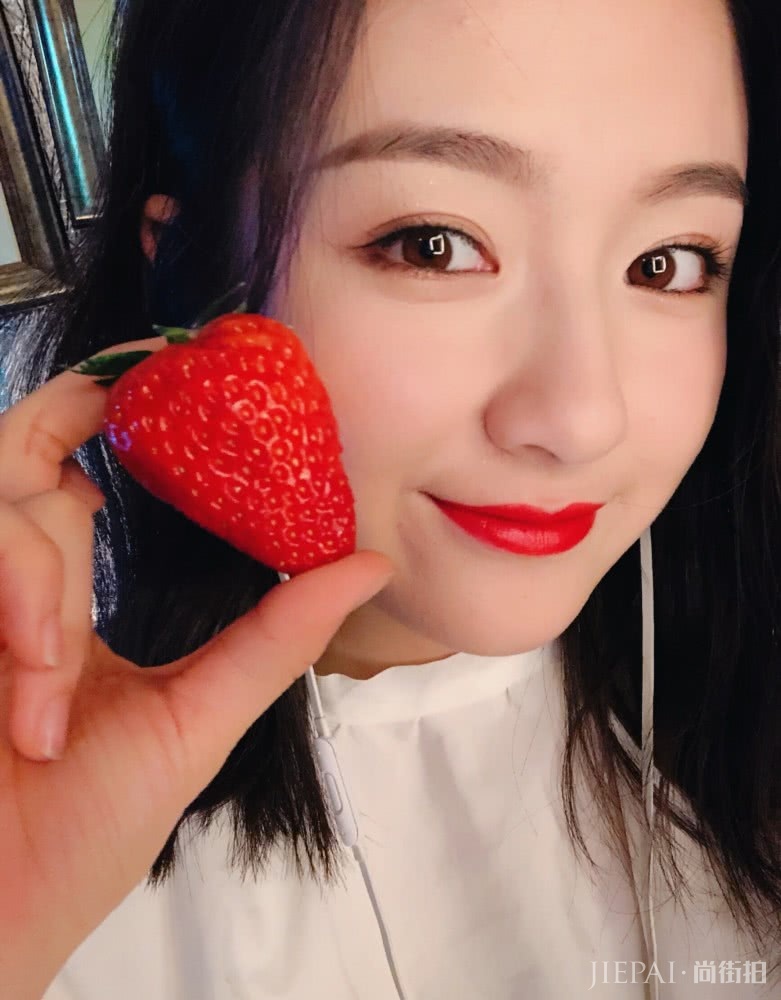 李兰迪精致妆容尽显甜美女神范儿，早该这样化妆了