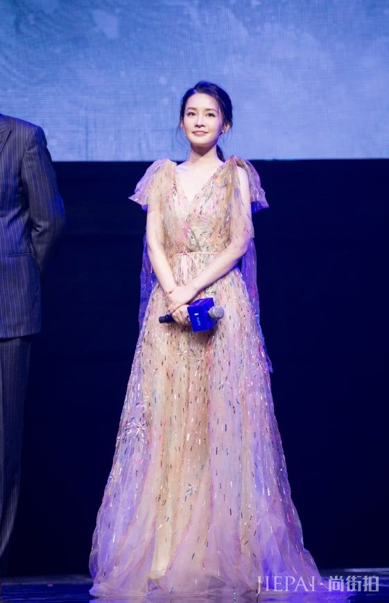 李沁终穿双“人字凉鞋”出门，轻松变身腿精！