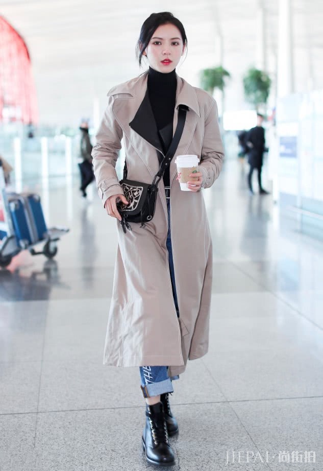 张予曦毛穗流苏装饰包,用“钢圈流苏”!