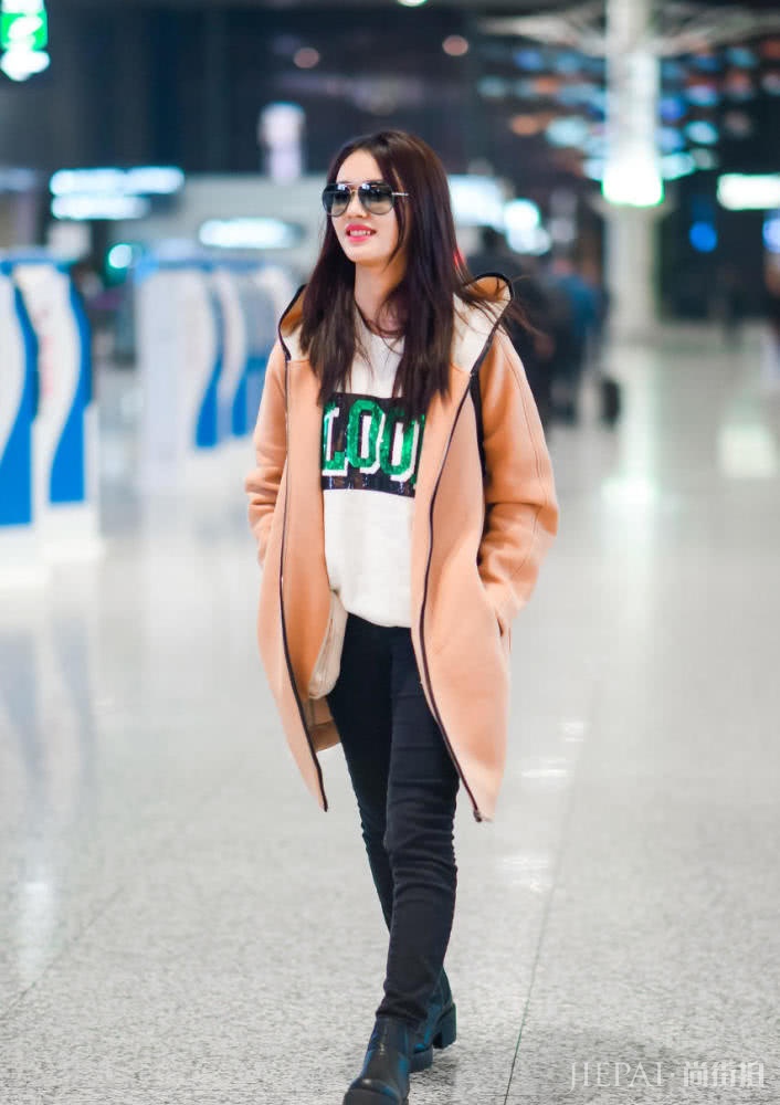 林允针织衫配牛仔裤,身材又高又瘦