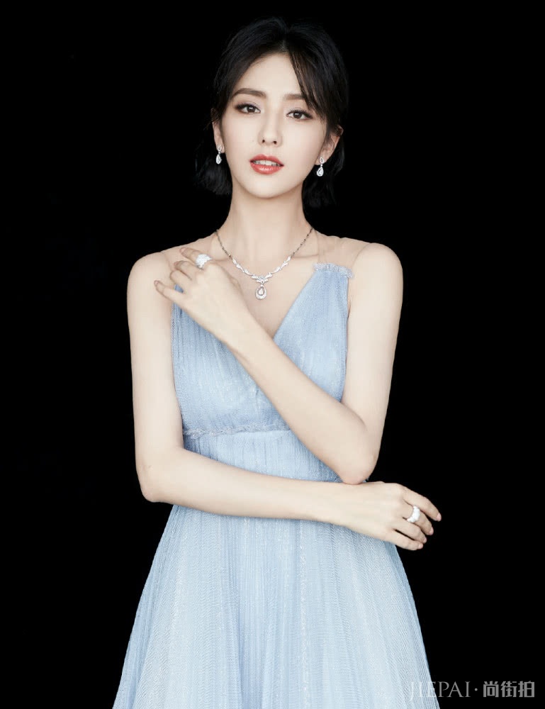 佟丽娅浅蓝色连衣裙搭丸子头，“胖”成小仙女