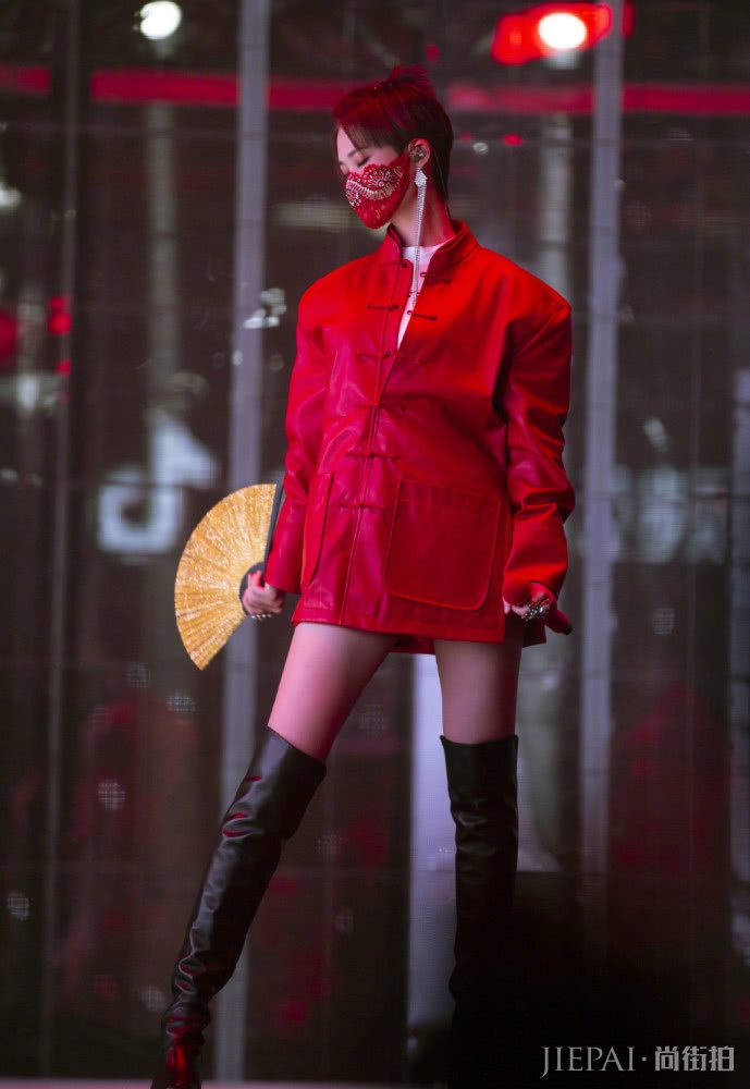 李宇春穿粉色褶皱上衣配半身裙浪漫复古,美得像一幅画