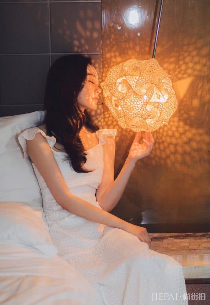 宋轶仅穿了一条白色连衣裙,就美得清新脱俗