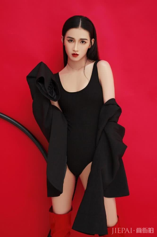 周开开《择天记》穿“塑料短靴”凹造型,鞋头还是开口的