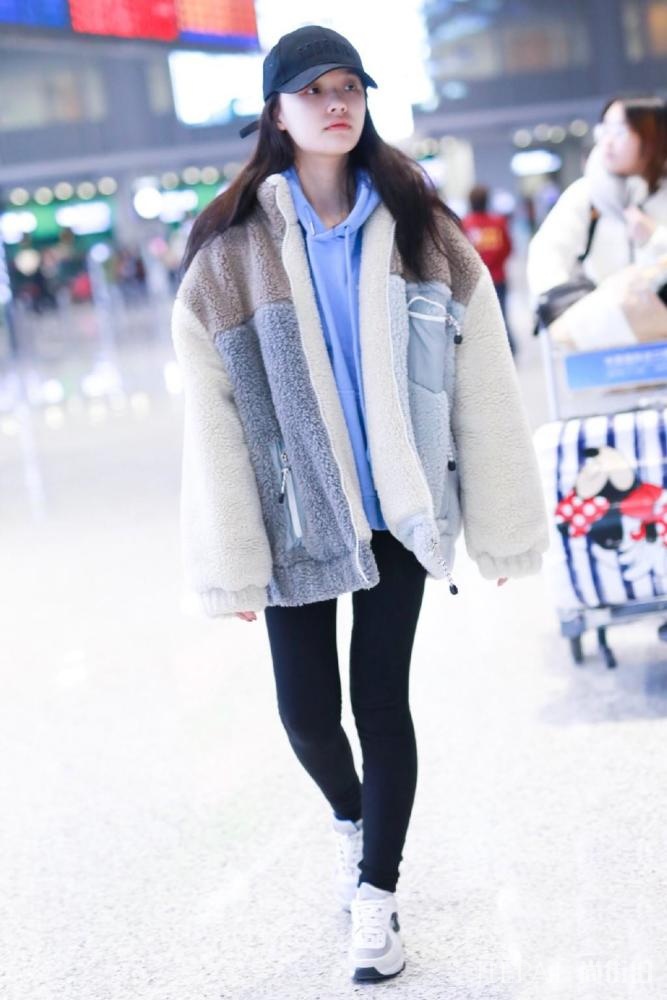 林允穿牛仔裤裤，双腿依旧纤细