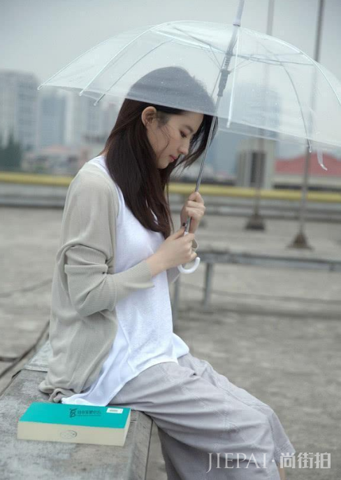 刘亦菲拥有一张16岁的脸蛋, 文艺风的穿搭像是学生妹