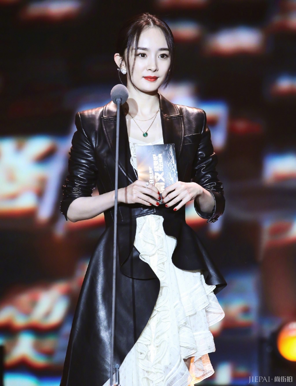 杨幂皮衣混搭荷叶裙李沁的礼服领口太特别！