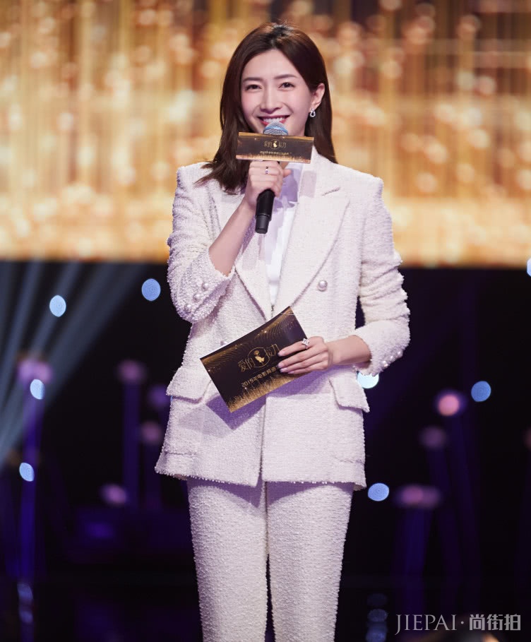 江疏影一身红衣“弹簧腿”白到发光