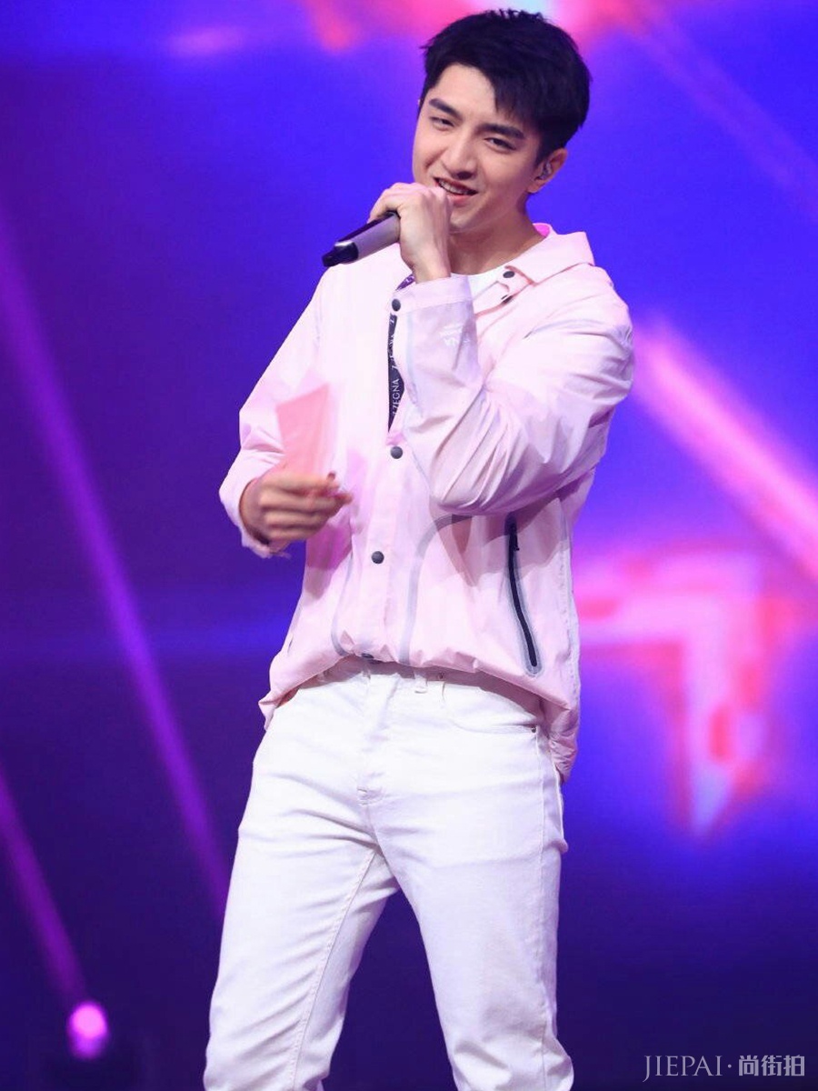 刘宇宁同框金瀚,都穿粉色外套,不是腿长就能赢!