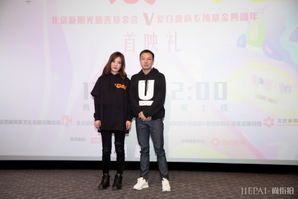 赵薇换“新”发型,身穿一件雅致灰荷叶裙,秒变20岁少女