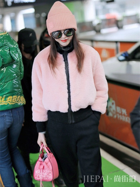 唐嫣出席活动穿衣性感又优雅,私下穿搭却软萌可爱