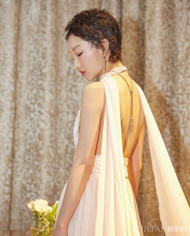 周冬雨V型裙子，这一身十分简约大气！