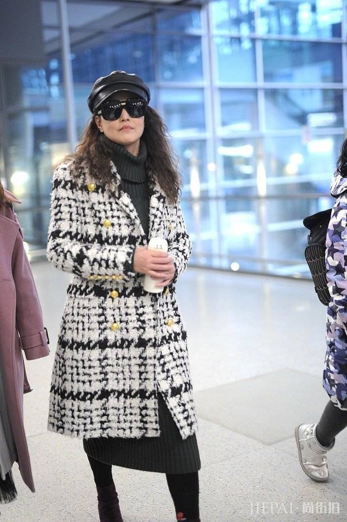 周海媚穿格纹大衣搭针织裙走机场