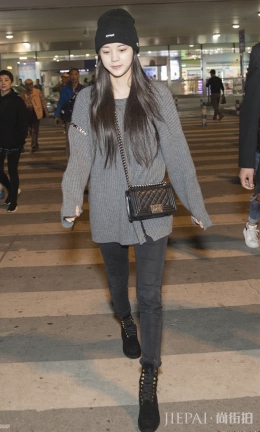 恋上冬季的慵懒美灰色毛衣来暖场