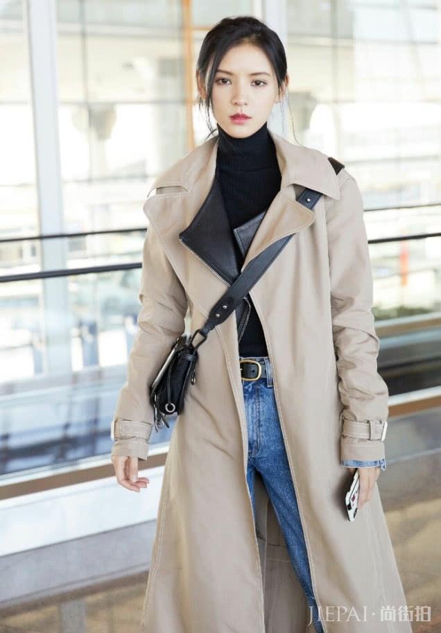 张予曦毛穗流苏装饰包,用“钢圈流苏”!