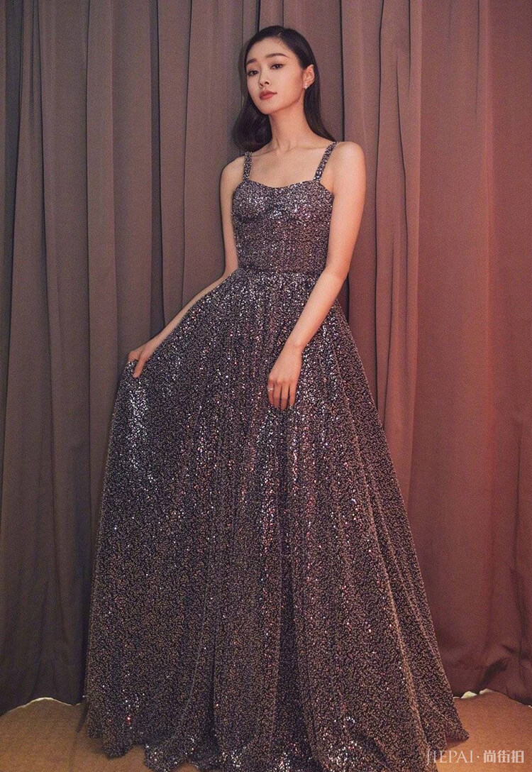 杨幂皮衣混搭荷叶裙李沁的礼服领口太特别！