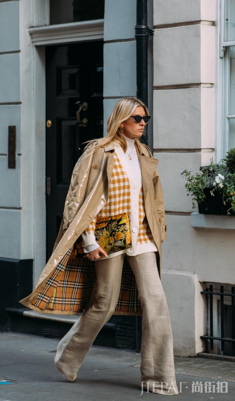 中长款的大衣搭配什么裤子好?深浅统一修饰窈窕好身材