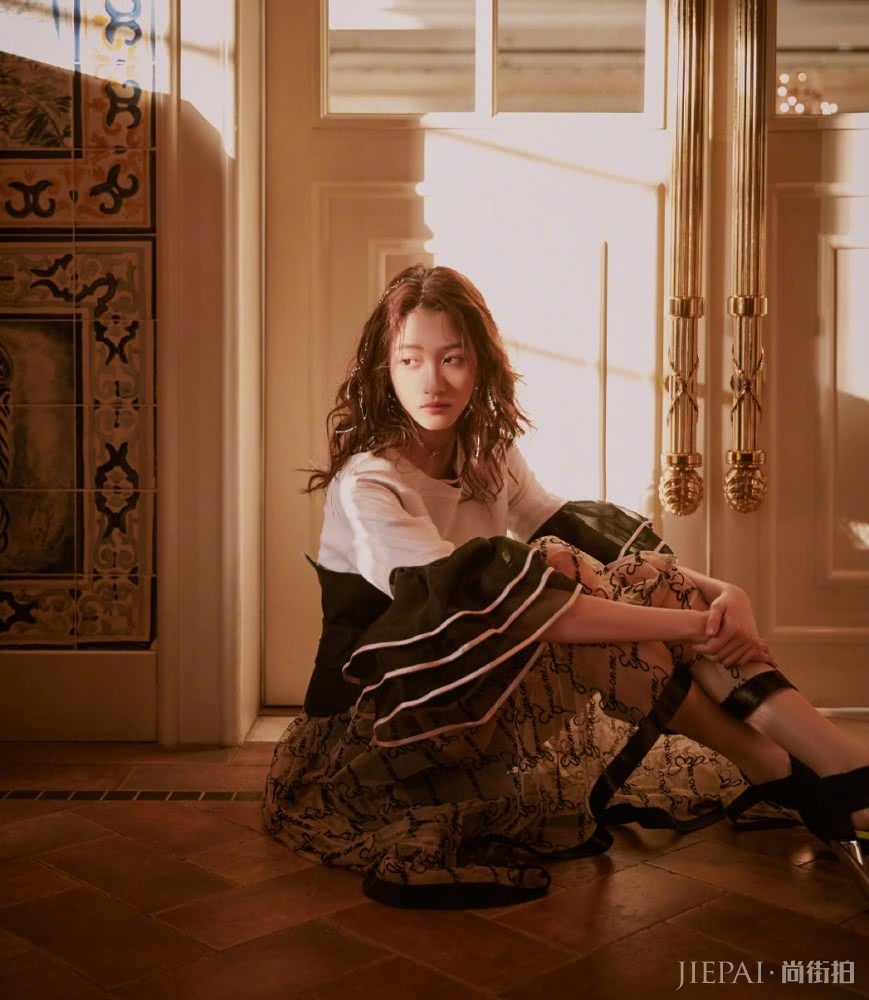 关晓彤烫了小卷毛卷发，终于选对了发型