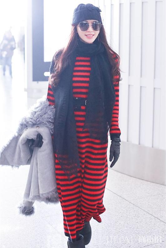 林志玲围巾搭条纹毛衣时髦大气