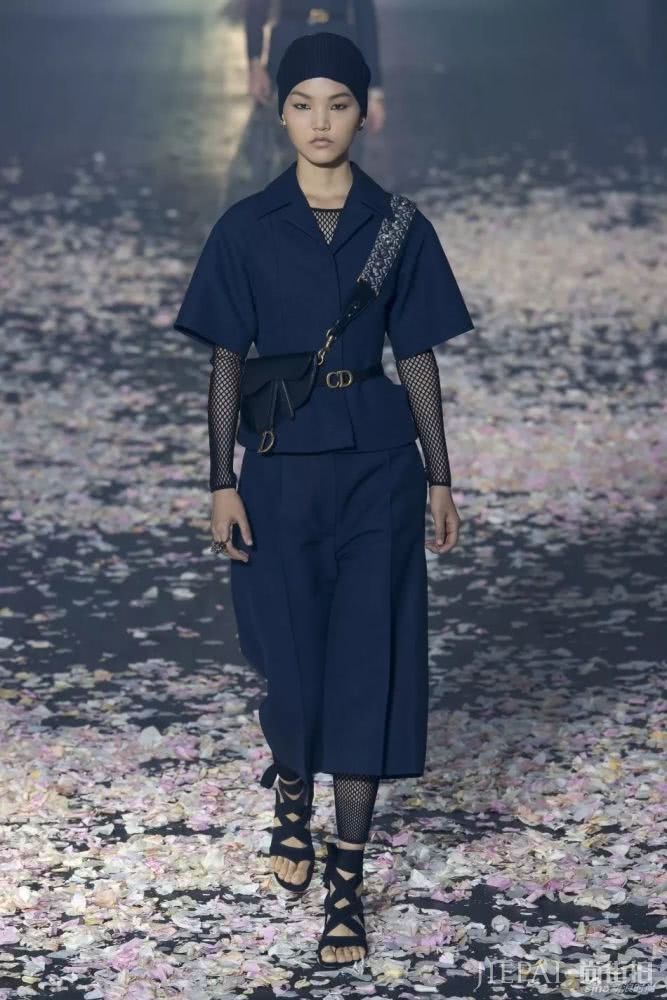 2019年，欧美街拍这个色彩显瘦还高级