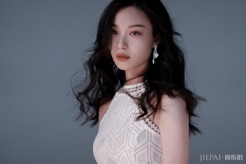 倪妮不愧是时尚大咖!美成一幅油画