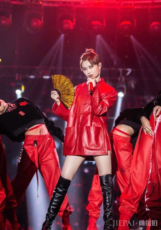 李宇春红色皮衣搭配过膝靴又帅又美,气质令人惊艳