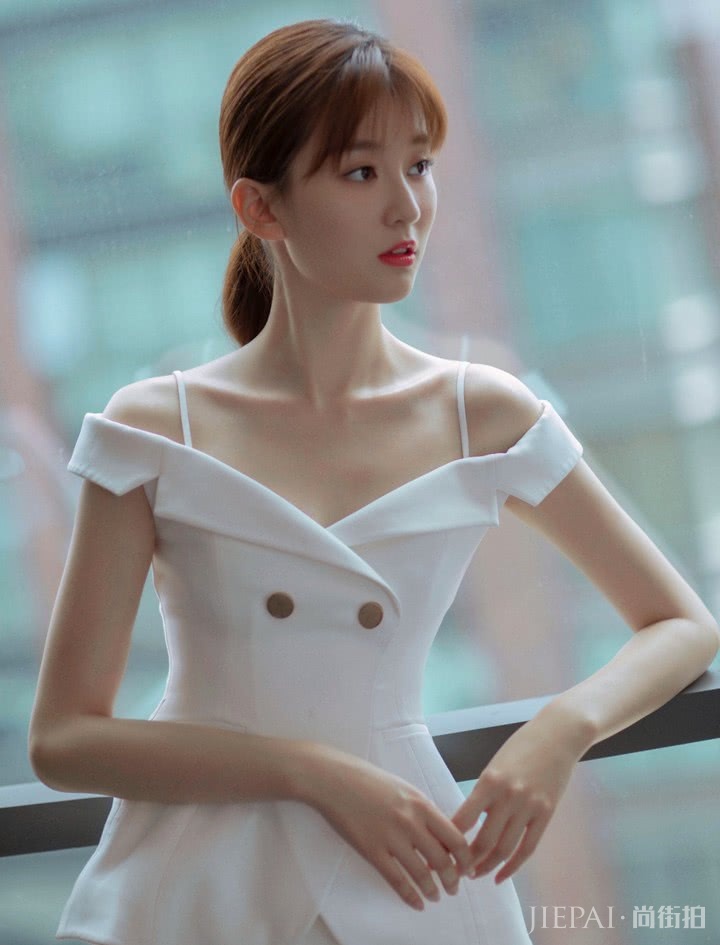 乔欣穿西装像就是小说里的女总裁