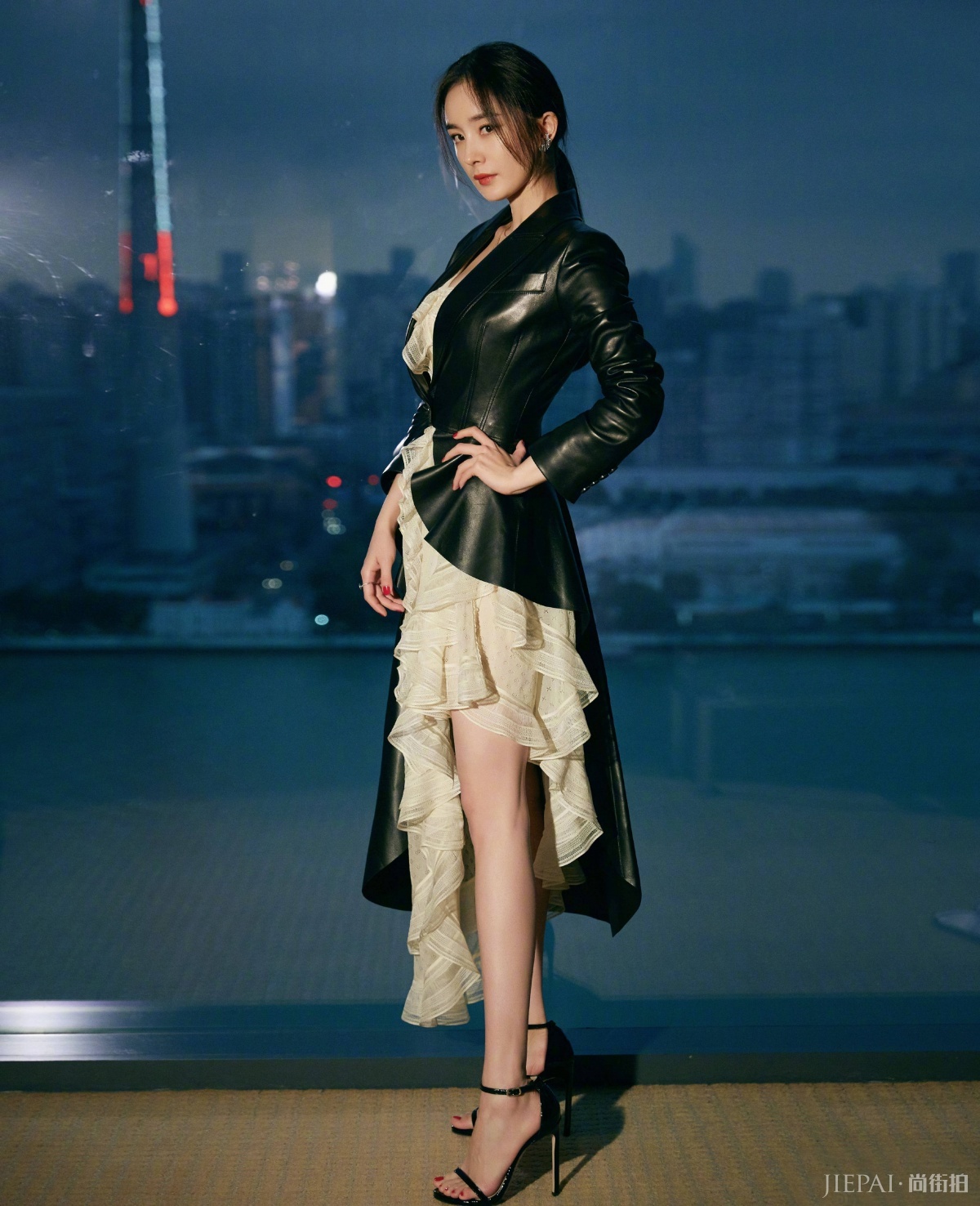 杨幂皮衣混搭荷叶裙李沁的礼服领口太特别！