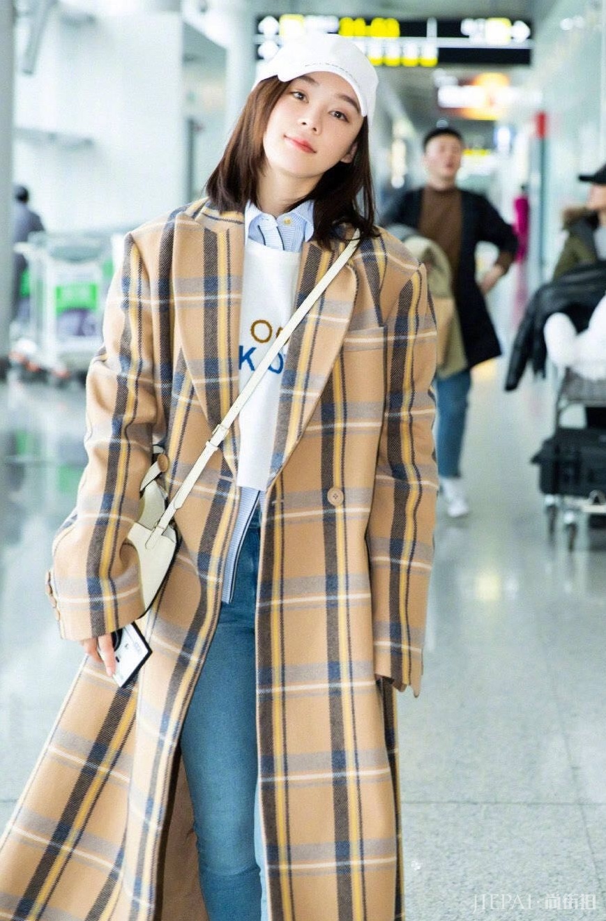 袁姗姗格纹大衣牛仔裤简单随性,宋茜气场全开