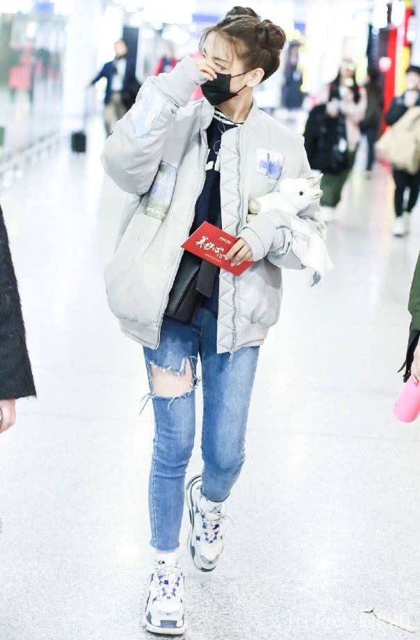 杨超越顶着两个“包子”扮可爱!