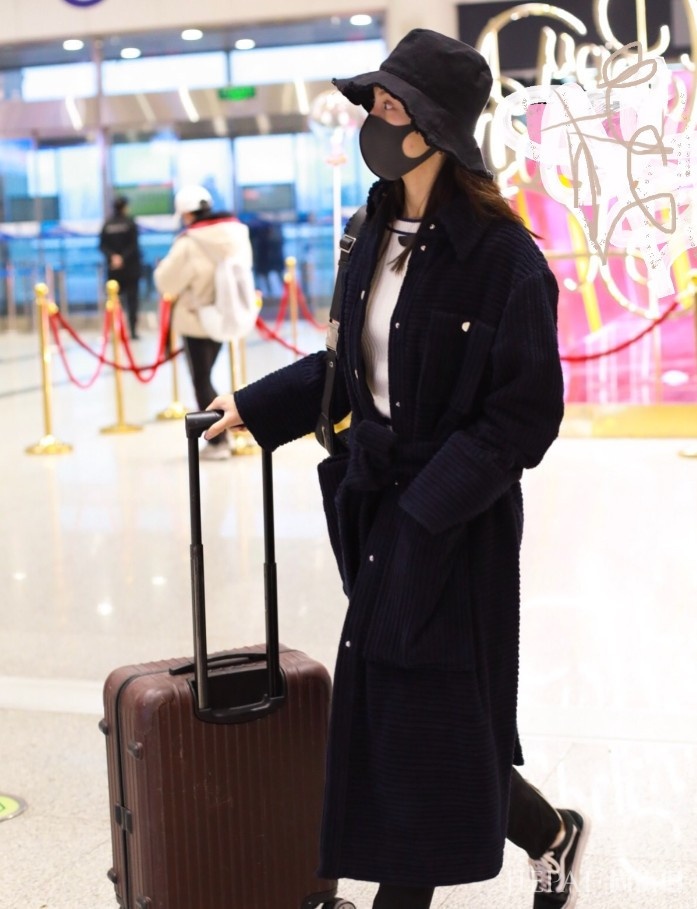 金晨缝线羽绒服那么丑，她却轻松穿出时尚感！