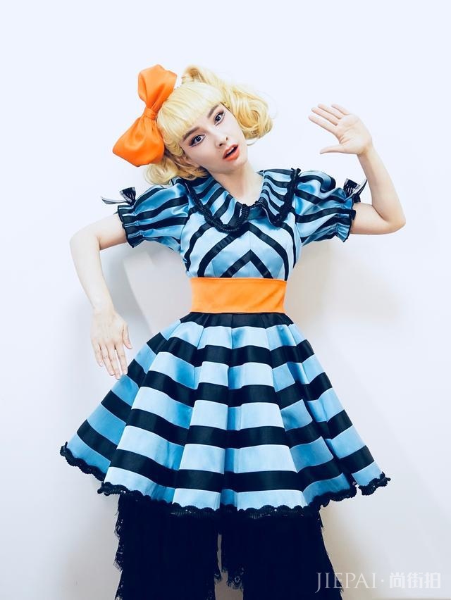 吴昕印花裙外搭镂空白裙清新又个性，扎马尾辫更减龄