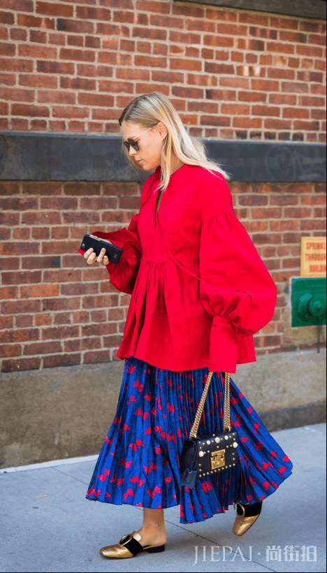 半身裙怎么搭配好?用超高饱和度半身裙打造街头时尚风