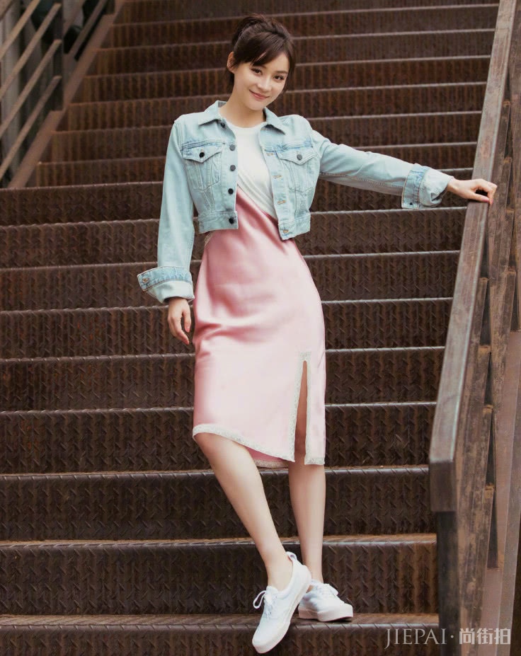 袁姗姗开叉裙走红毯，冷到要拿“香烟盒包”取暖？又时尚又萌！