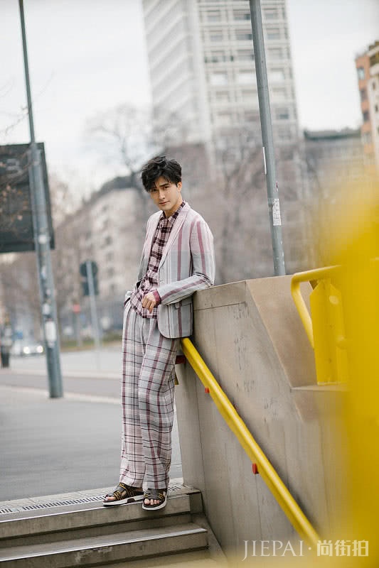 高伟光米兰街拍“侧颜杀”太厉害！穿上西装做型男，但这鞋子抢镜