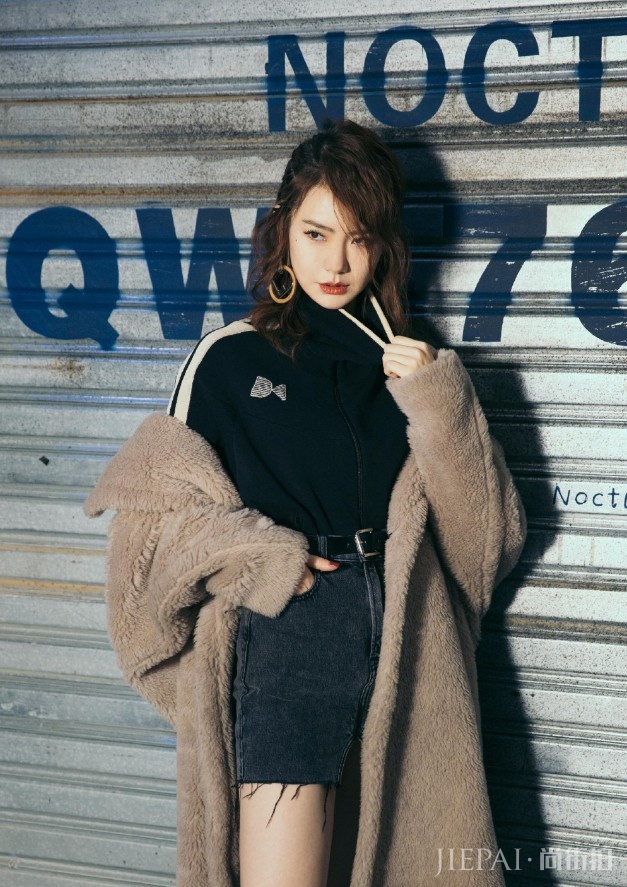 戚薇把裤子的布料缝到衣服上,意外变好看了!