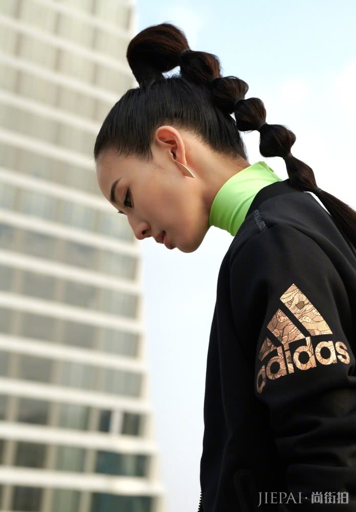 张钧甯扎贴头皮马尾辫潮范儿十足,颜值高就是什么风格都敢尝试