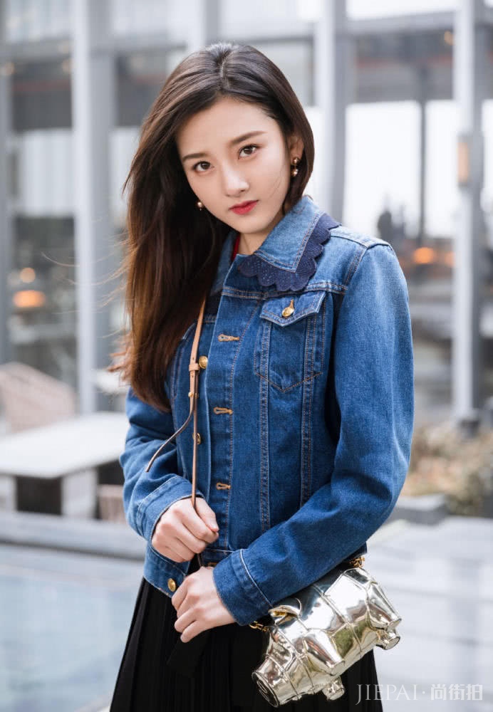 宋祖儿斜挎“金猪”受疯狂追捧，成了新带货女王？