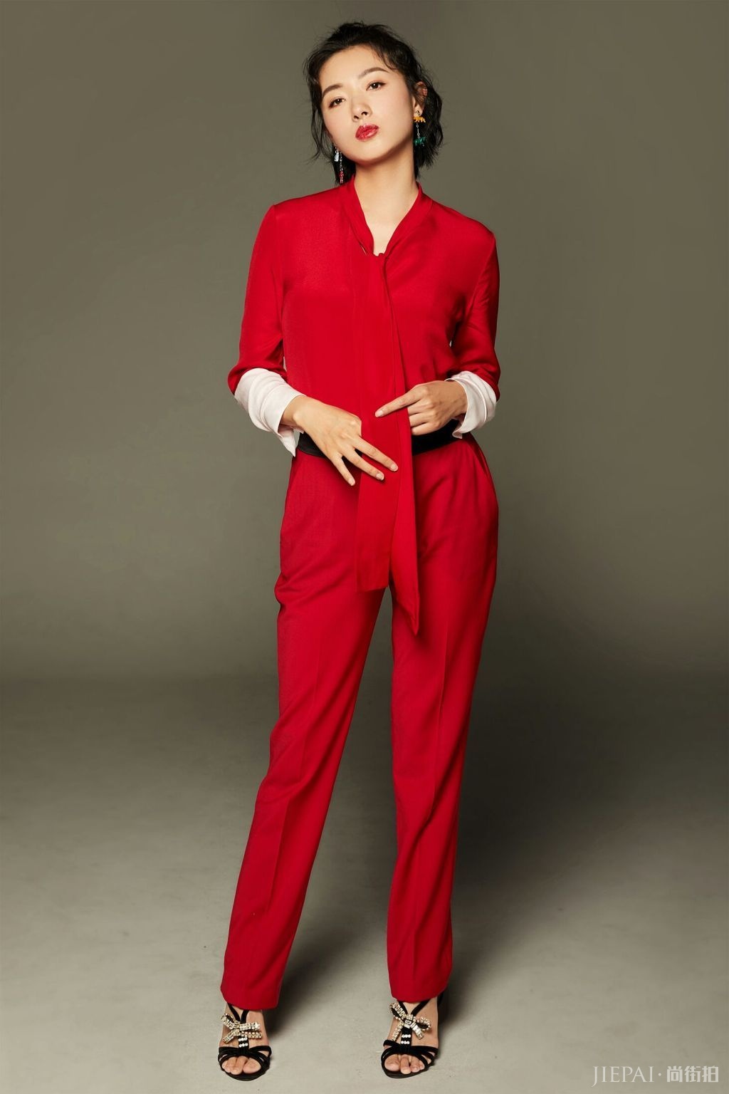 万茜身穿红色深V长裙时髦又减龄，波波头短发更惊艳