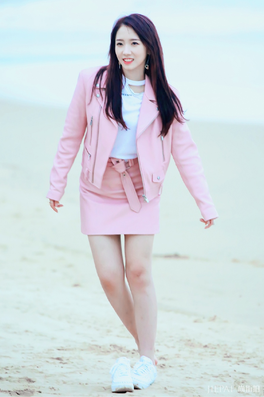 孟美岐一身粉嫩短裙甜如初恋，光脚出镜可爱爆棚