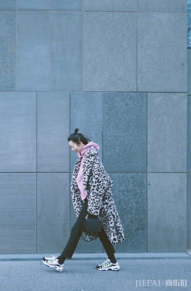 刘雯豹纹外套搭配粉色卫衣尽显青春活力，越长越漂亮